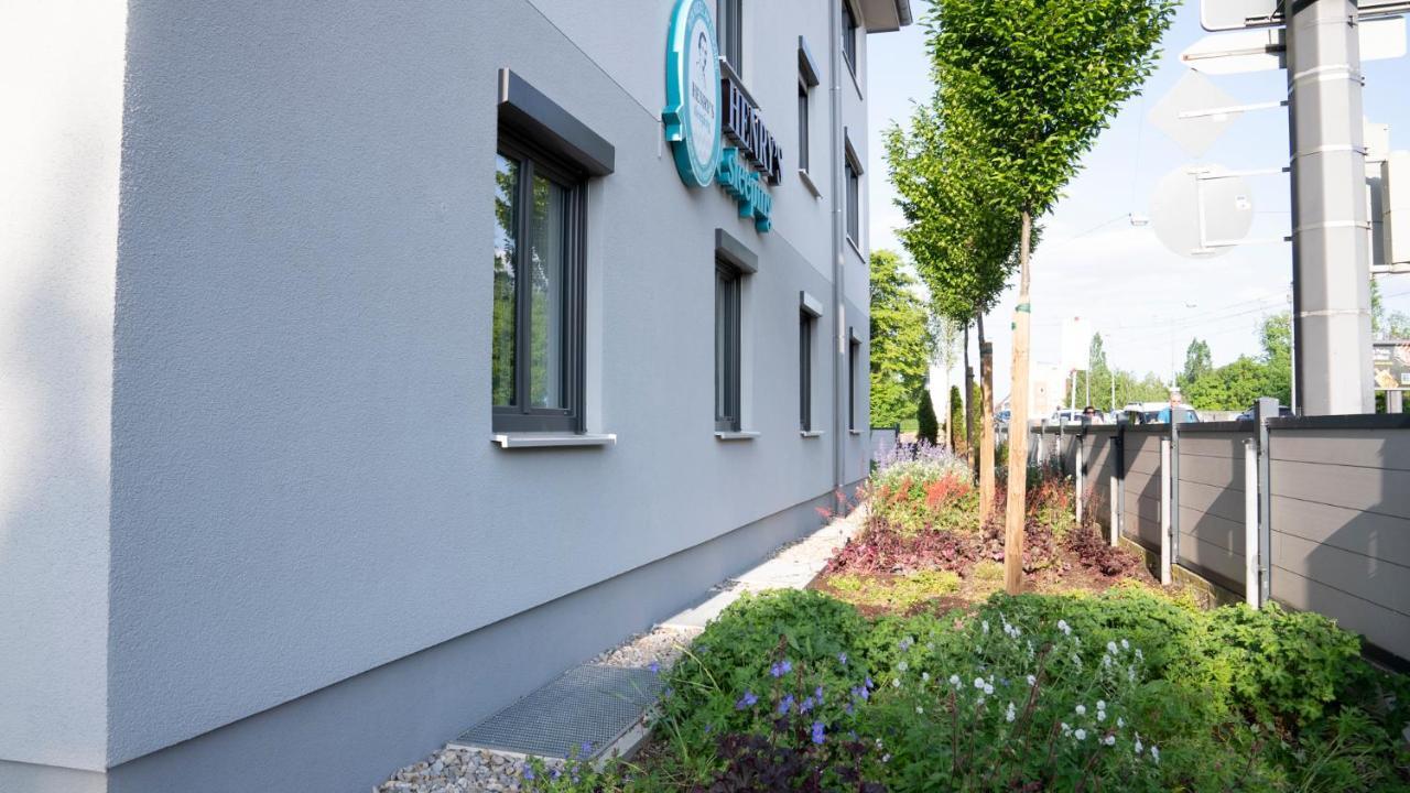 Henrys Sleeping Am Augsburger Eiskanal Bagian luar foto