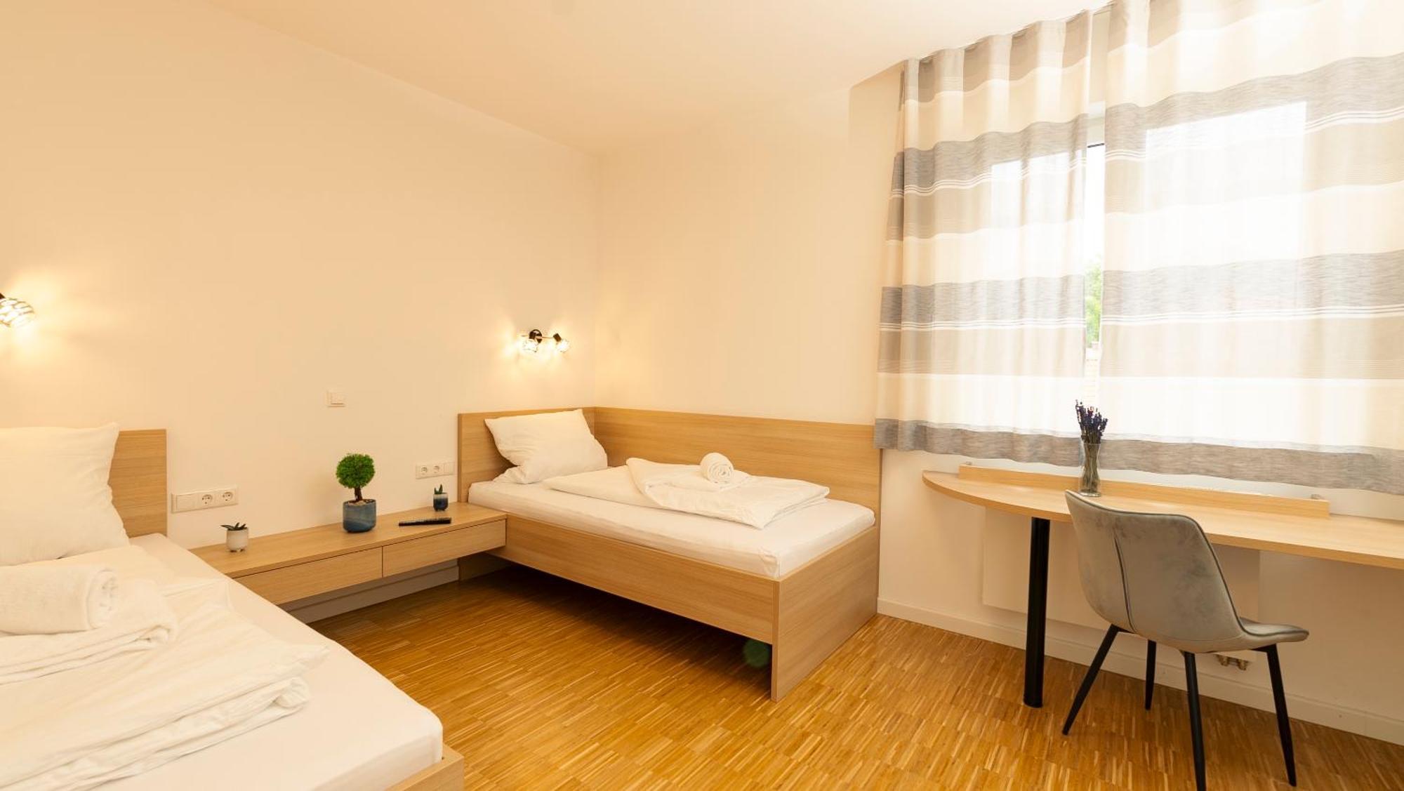 Henrys Sleeping Am Augsburger Eiskanal Bagian luar foto